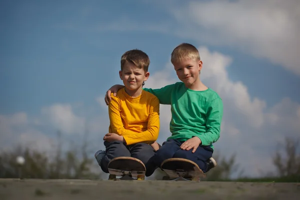 Dva chlapce, bruslení na ulici v létě — Stock fotografie