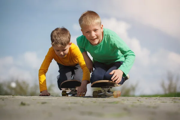 iki küçük çocuk sokakta yaz aylarında buz pateni