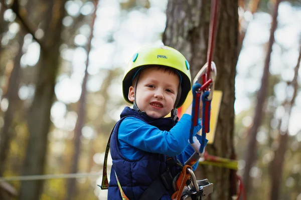 Feliz niño divirtiéndose al aire libre, jugando y haciendo actividad —  Fotos de Stock