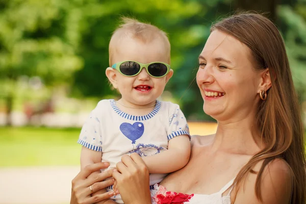 Abrazando a Madre Feliz e Hijo Pequeño en Fondo Verde en Summe —  Fotos de Stock