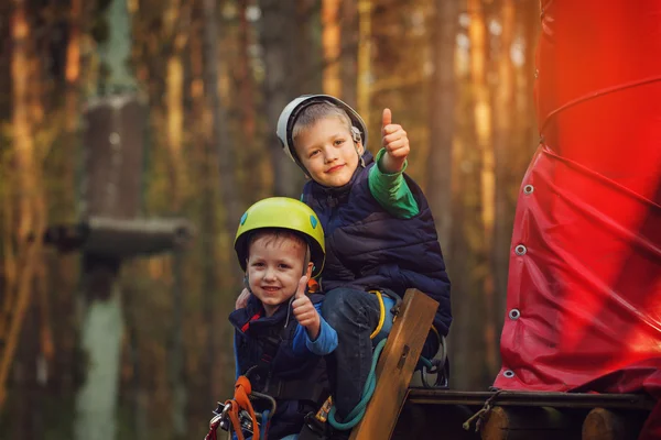 Dos valientes chicos adorables, doble retrato, niños sentados y sonrientes —  Fotos de Stock