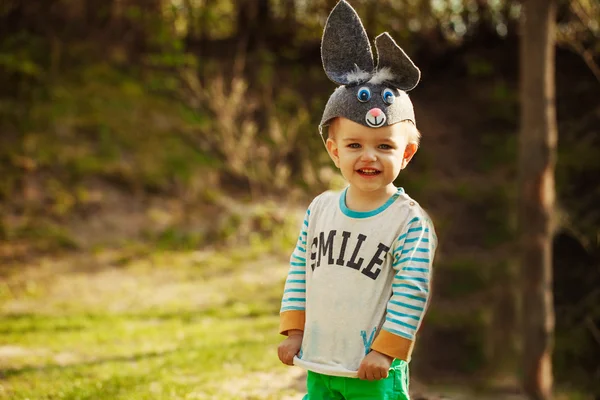 Bambino coniglietto in erba verde. Felice infanzia all'aria aperta . — Foto Stock