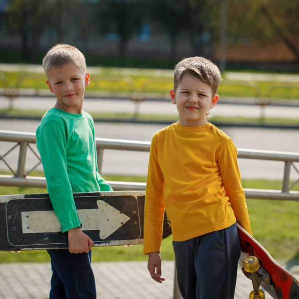 Dois meninos adoráveis felizes, retrato duplo, placas segurar na mão um — Fotografia de Stock