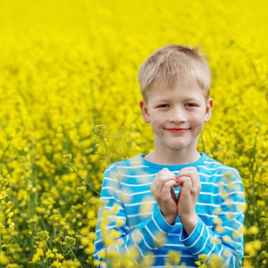 Sarı çiçek alan genç çocuk