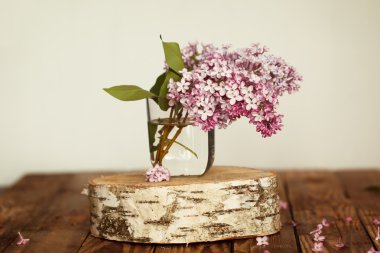 Ahşap zemin üzerine Eflatun bahar buket.