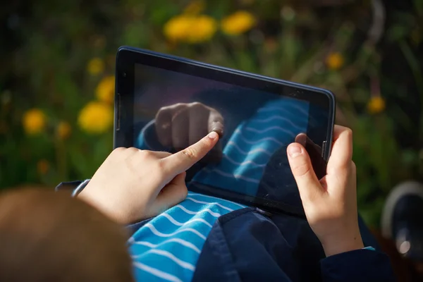 Nahaufnahme kleiner Junge mit Tablet-PC zum Spielen und zur Bildung. — Stockfoto