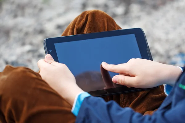 Chiudere bambino utilizzando tablet pc per giocare e l'istruzione . — Foto Stock