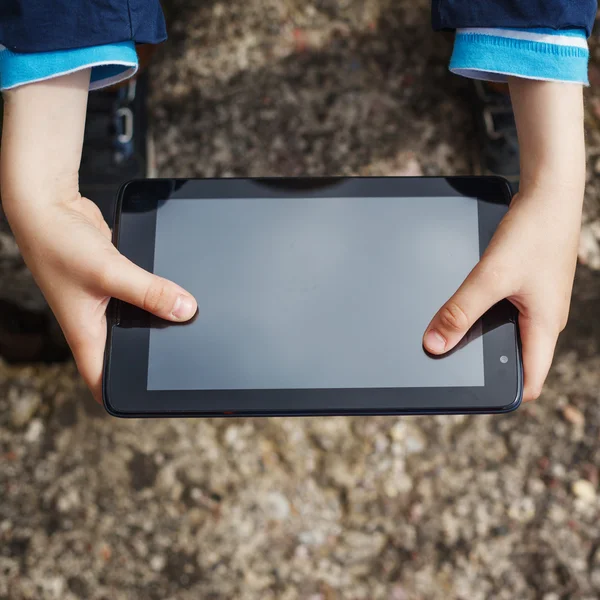 Çocuğun elleri close-up kapatın dijital tablet gidiyor — Stok fotoğraf