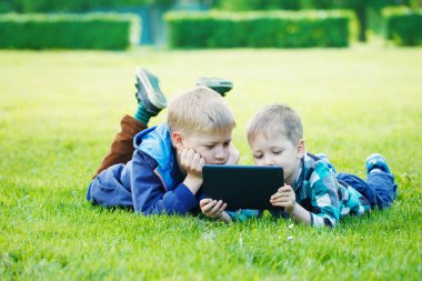 Kardeşler tablet kullanma