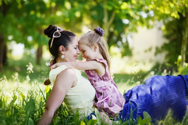 Familia feliz. La madre y la hija se miran, sonríen , —  Fotos de Stock