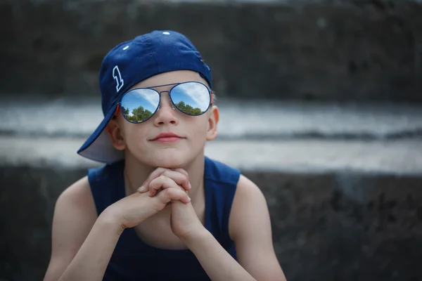 Portrait of Fashionable little boy in sunglasses and cap.Childho — Stock Photo, Image