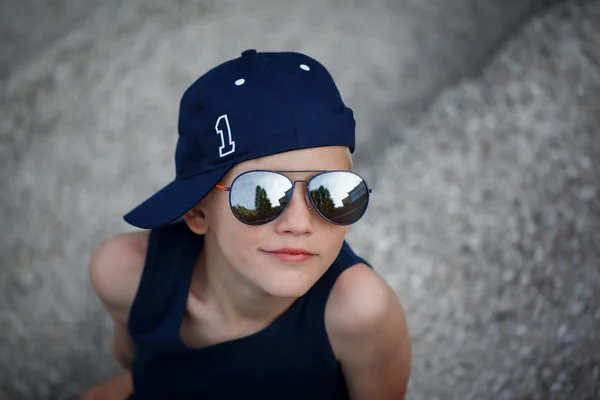 Retrato de niño de moda en gafas de sol y gorra. Childh. —  Fotos de Stock