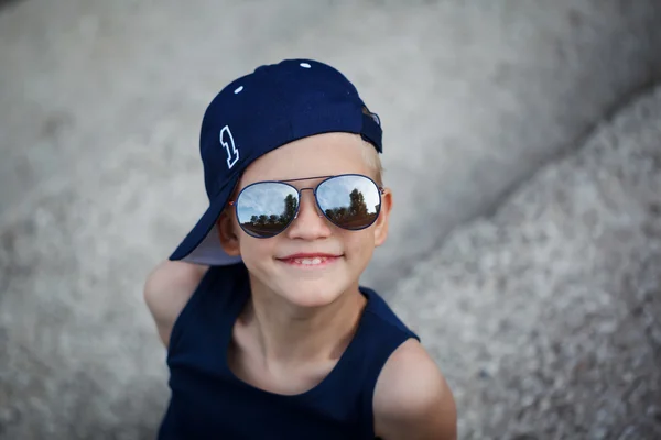 Portrait of Fashionable little boy in sunglasses and cap. Childh — Stok fotoğraf