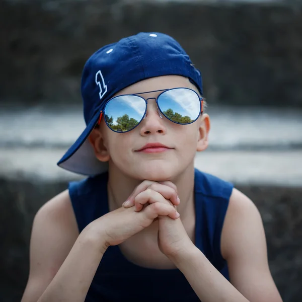 Ritratto di bambino alla moda in occhiali da sole e cappello.Childho — Foto Stock