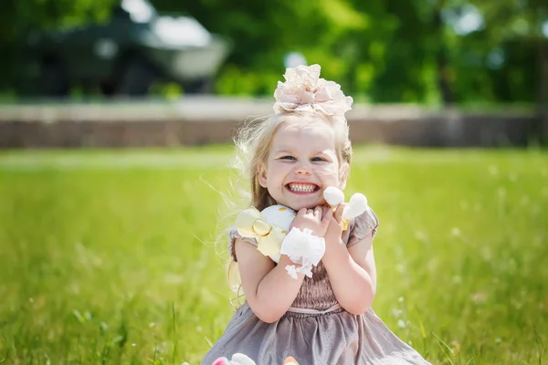 Портрет улыбающейся девушки, держащей свою любимую мягкую игрушку в сумме — стоковое фото