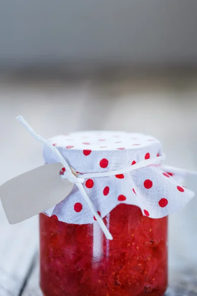 木材の背景に瓶の中の新鮮なイチゴの自家製ジャム。有機・完全菜食主義者の健康食品 — ストック写真