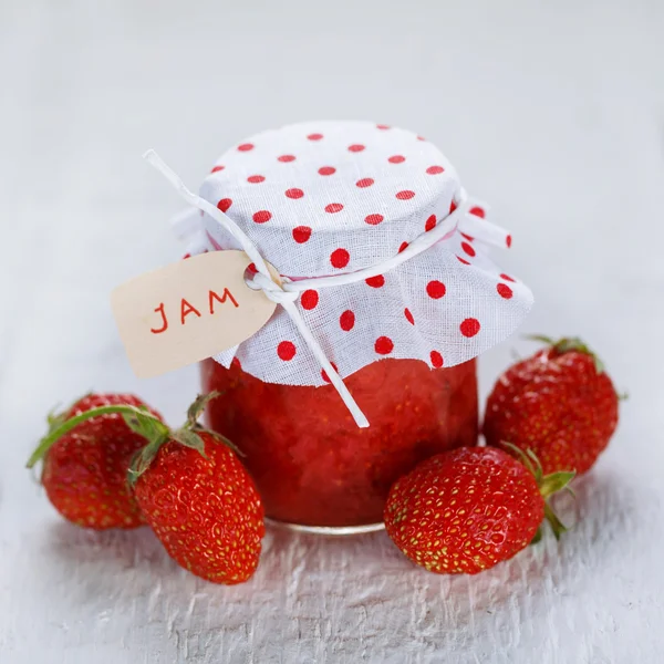 白い背景の上の瓶に新鮮なイチゴの自家製のジャム。有機・完全菜食主義者の健康食品 — ストック写真