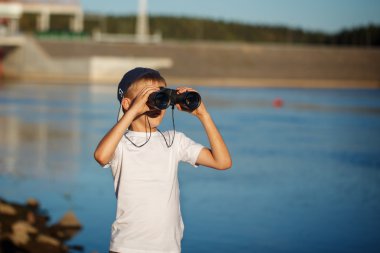 Mavi su yüzeyine yelken beyaz kağıt gemi