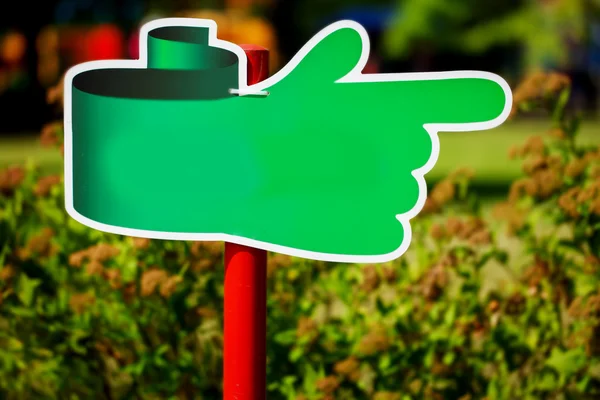 Tablero de anuncios, placa en blanco verde para texto en el parque sobre fondo natural . — Foto de Stock