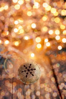 Altın Metal Jingle Bell ile ahşap masa üzerinde kar tanesi ile Böke