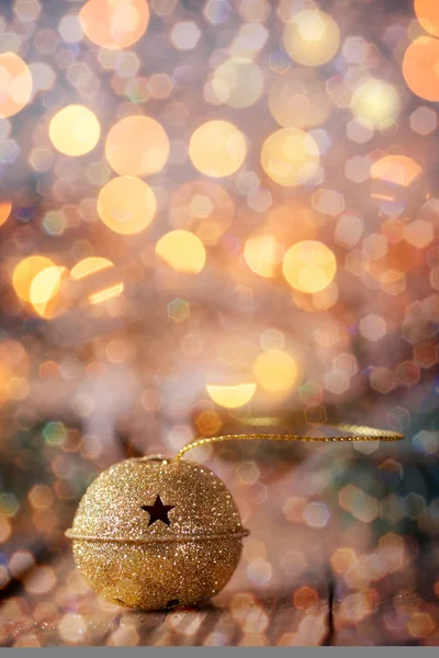 金金属のジングル鐘のボケと g 木製テーブルの上の星 — ストック写真
