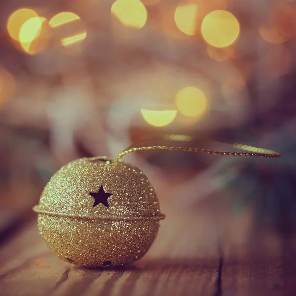 Campana de metal Jingle con estrella en la mesa de madera. Fondo de Navidad — Foto de Stock