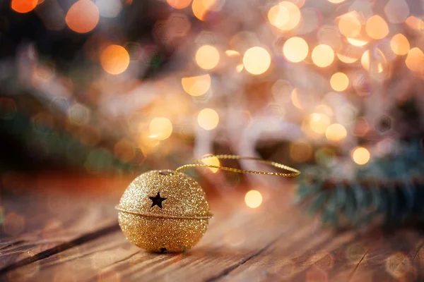 Ouro Metal Jingle Bell com estrela na mesa de madeira com boke e g — Fotografia de Stock