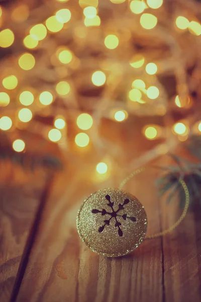 Campana de metal Jingle con estrella en la mesa de madera. Retro bac de Navidad — Foto de Stock