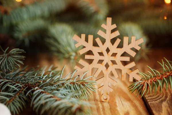 Wooden Snowflake on Wooden Table with brunch pine. Christmas bac — Stock Photo, Image