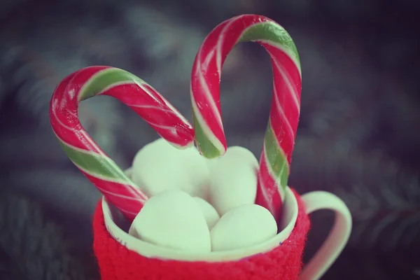 Christmas hot cocoa drink decorated with heart candy cane and ma — Stock Photo, Image