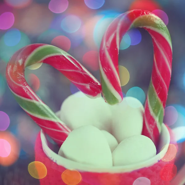 Christmas hot cocoa drink decorated with heart candy cane and ma — Stock Photo, Image