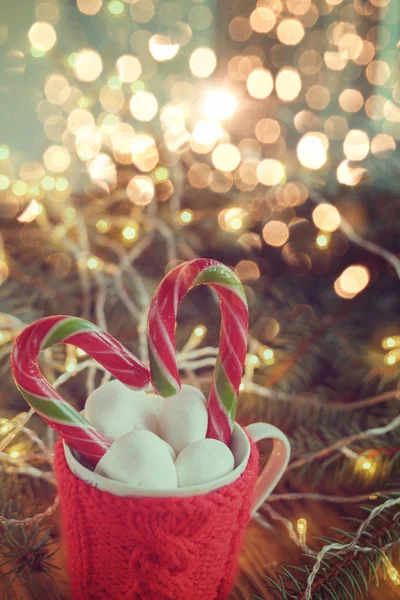 Caneca de Natal cheia de bebida quente de cacau decorada com doces — Fotografia de Stock