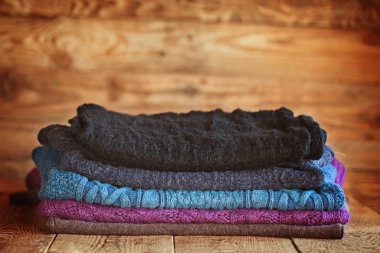 Ahşap duvar b sıcak renkli yün elbise örgü yığını