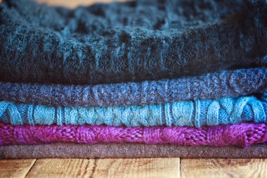 Ahşap duvar b sıcak renkli yün elbise örgü yığını