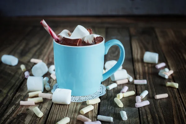 Tasse remplie de chocolat chaud et de guimauve et de cannes à bonbons — Photo