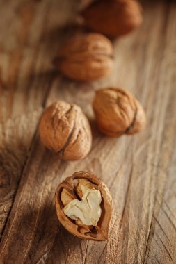 Ceviz taneleri ve ahşap arka plan üzerinde bütün ceviz