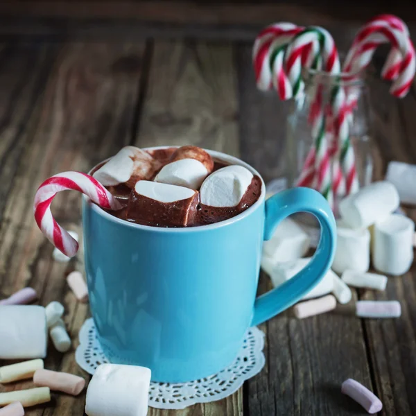 Mug filled with hot chocolate and marshmallow  and candy canes i — Stock Photo, Image