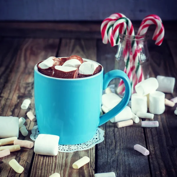 Taza llena de chocolate caliente y malvavisco y bastones de caramelo i — Foto de Stock