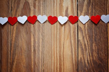Clothesline ahşap backgrou üzerinde kırmızı ve beyaz Ppaper Kalpler