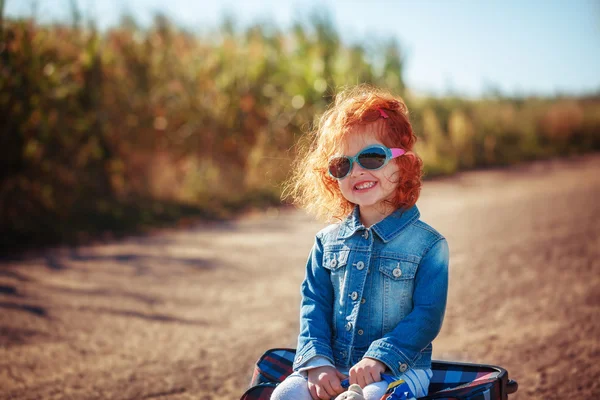Portre sevimli küçük kıvırcık kız eğlenceli su çantada açık olması — Stok fotoğraf