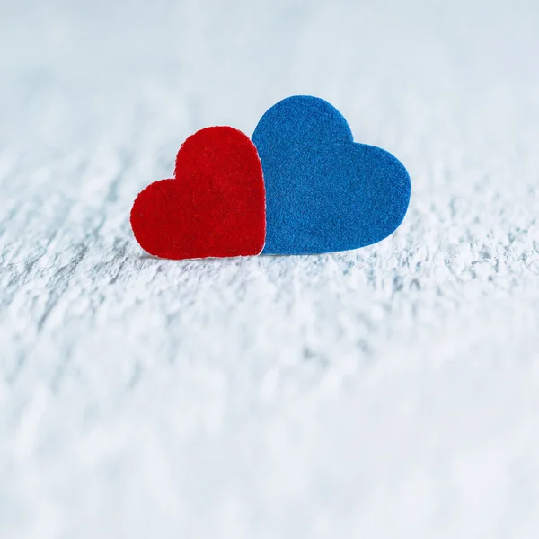 Καρδιά κόκκινο και μπλε καρδιά σε άσπρο φόντο ξύλου. Da του Αγίου Βαλεντίνου — Φωτογραφία Αρχείου