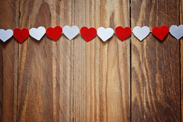 Κόκκινο και λευκό Ppaper καρδιές για το άπλωμα στην ΩΡΑ του ξύλου — Φωτογραφία Αρχείου