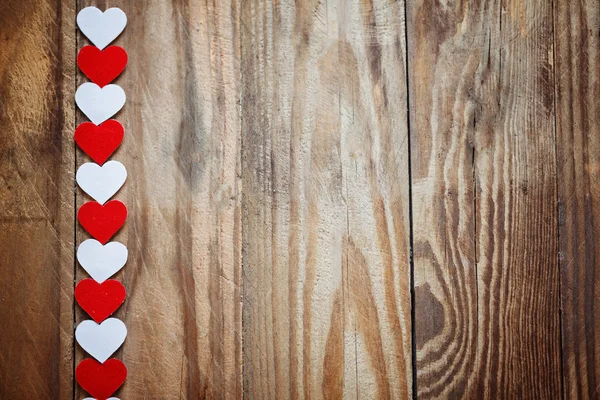 Red and White Ppaper hearts on the clothesline On  wood backgrou — Stock Photo, Image