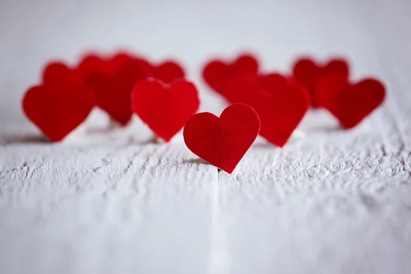 Κανείς δεν κόκκινες καρδιές στο ξύλινο φόντο. Ημέρα του Αγίου Βαλεντίνου. Conc — Φωτογραφία Αρχείου