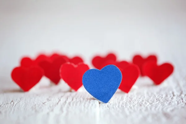 Μπλε καρδιά και πολλές κόκκινες καρδιές για το λευκό φόντο. Valentin — Φωτογραφία Αρχείου