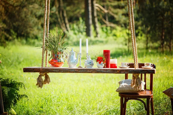 装飾キャンドル、緑の森の長調の花のロマンチックなディナー — ストック写真