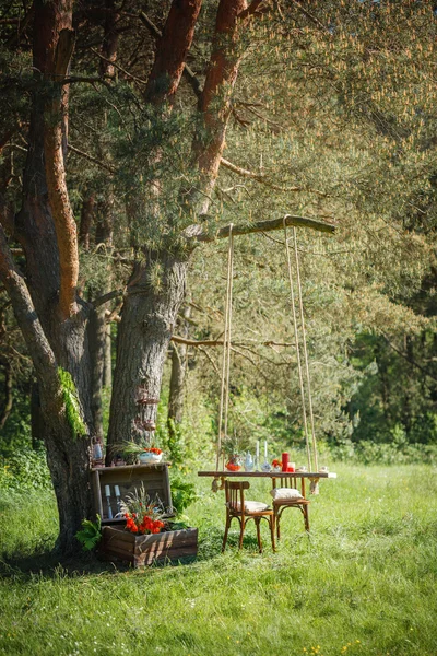 Сделать свадебный декор в волшебном лесу для влюбленной пары . — стоковое фото