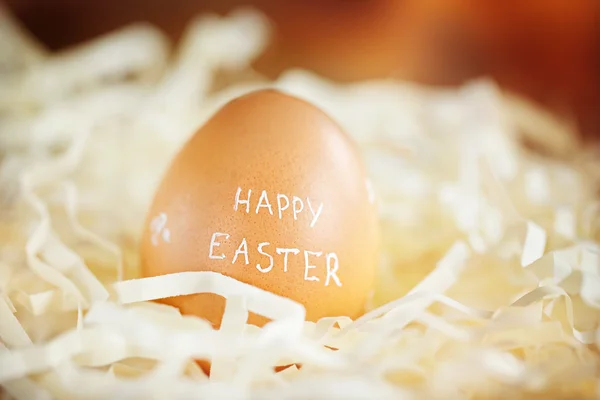 Huevo de Pascua marrón con texto Feliz Pascua . —  Fotos de Stock