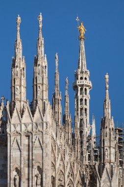 Milano Katedrali'ne yaldızlı bronz heykele