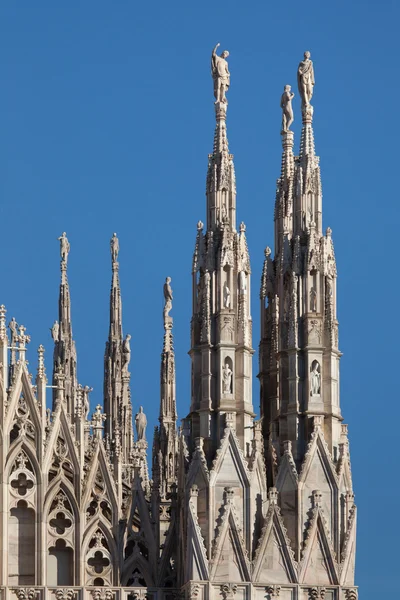 Marmorstatuen von Heiligen auf der Mailänder Kathedrale — Stockfoto